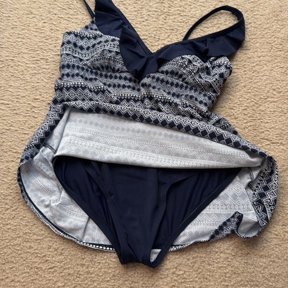 2 full coverage swimsuits - Picture 7 of 9